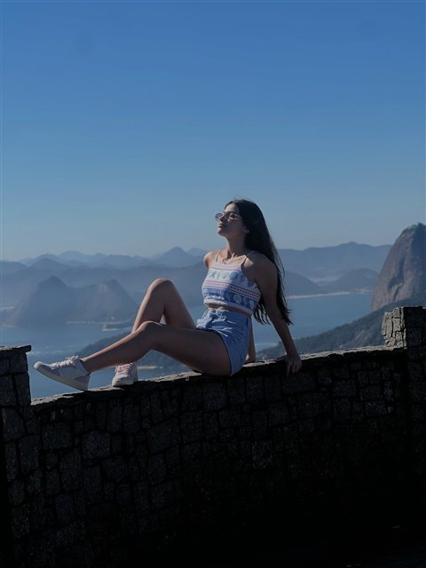 Visitante apreciando a paisagem do Rio